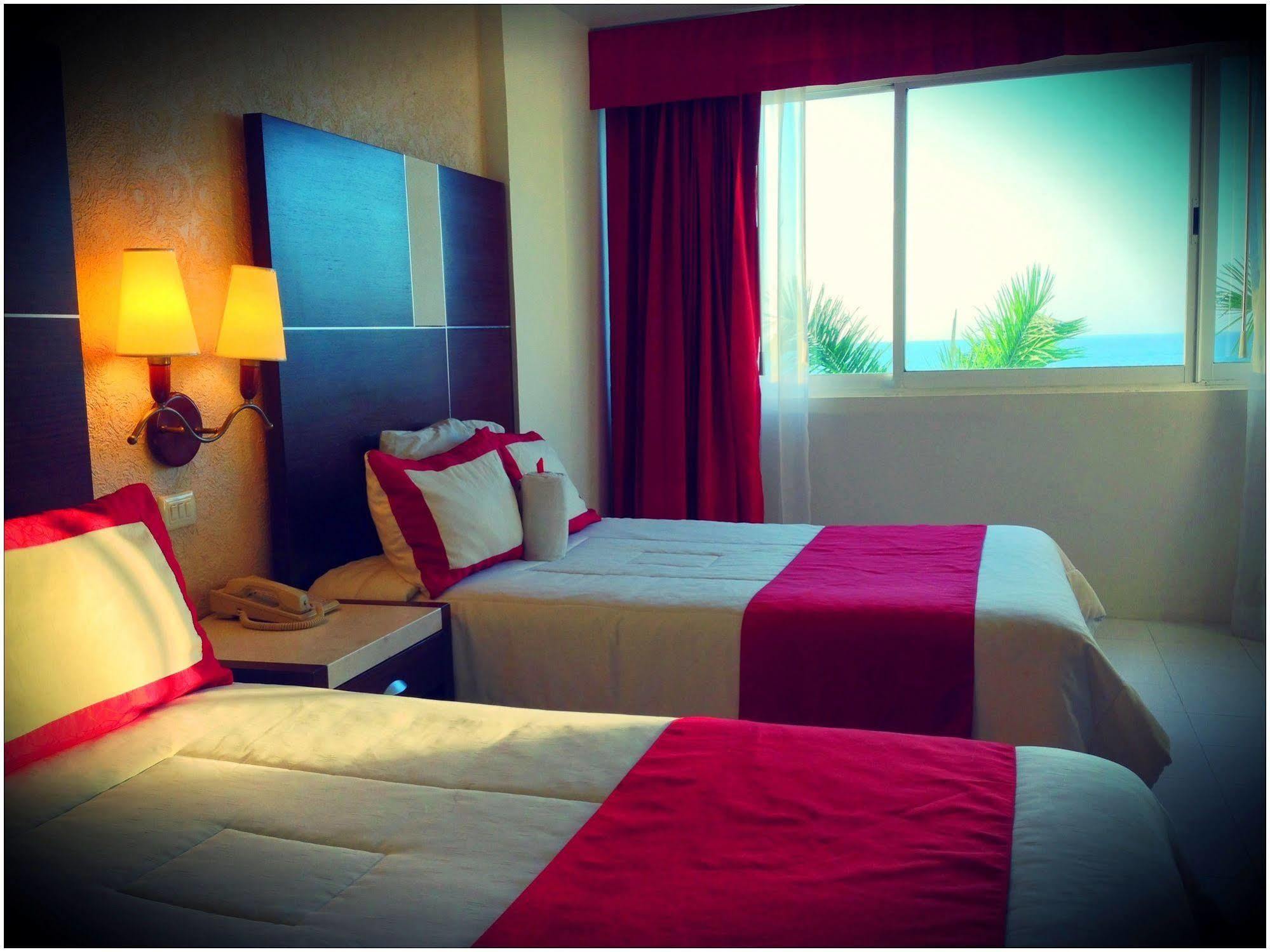 Hotel Baluartes Campeche Bagian luar foto